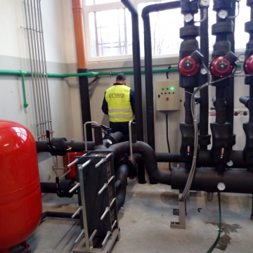 SCGM, Kragujevac.

Proizvodna hala i poslovni deo objekta

Izvođenje mašinskih instalacija – instalacija grejanja - kaskada gasnih kotlova 500kW, podstanica grejanja, kaloriferko grejanje; ventilacija proizvodne hale; grejanje i hlađenje kancelarija “fan coil”-erima, ventilacija kancelarija - rekuperacija…gasna instalacija