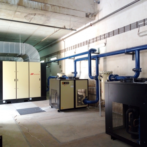 KRONOSPAN, Lapovo.

KOMPRESORSKA STANICA 

Izvođenje mašinskih instalacija – kompresorska stanica - kompresori Ingersoll Rand 2x250 kW, 100 m3/min; cevni razvod, rezervoari komp. vazduha 20.000l + 10.000l; friž. sušači 2x50m3/min. Ventilacija k.stanice, cevovod.