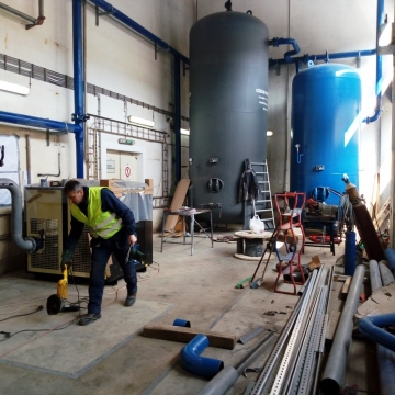 KRONOSPAN, Lapovo.

KOMPRESORSKA STANICA 

Izvođenje mašinskih instalacija – kompresorska stanica - kompresori Ingersoll Rand 2x250 kW, 100 m3/min; cevni razvod, rezervoari komp. vazduha 20.000l + 10.000l; friž. sušači 2x50m3/min. Ventilacija k.stanice, cevovod.