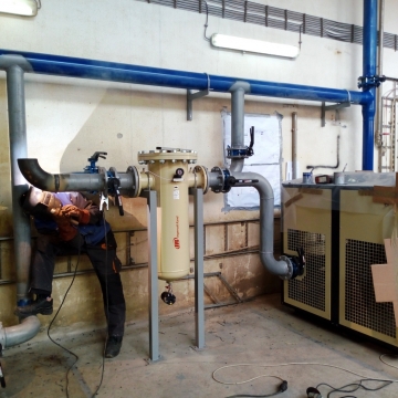 KRONOSPAN, Lapovo.

KOMPRESORSKA STANICA 

Izvođenje mašinskih instalacija – kompresorska stanica - kompresori Ingersoll Rand 2x250 kW, 100 m3/min; cevni razvod, rezervoari komp. vazduha 20.000l + 10.000l; friž. sušači 2x50m3/min. Ventilacija k.stanice, cevovod.