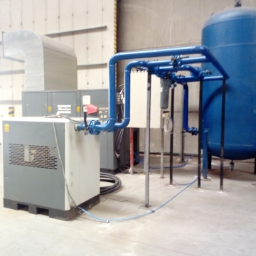 KRONOSPAN, Lapovo.

KOMPRESORSKA STANICA 

Izvođenje mašinskih instalacija – kompresorska stanica - kompresori Ingersoll Rand 2x250 kW, 100 m3/min; cevni razvod, rezervoari komp. vazduha 20.000l + 10.000l; friž. sušači 2x50m3/min. Ventilacija k.stanice, cevovod.